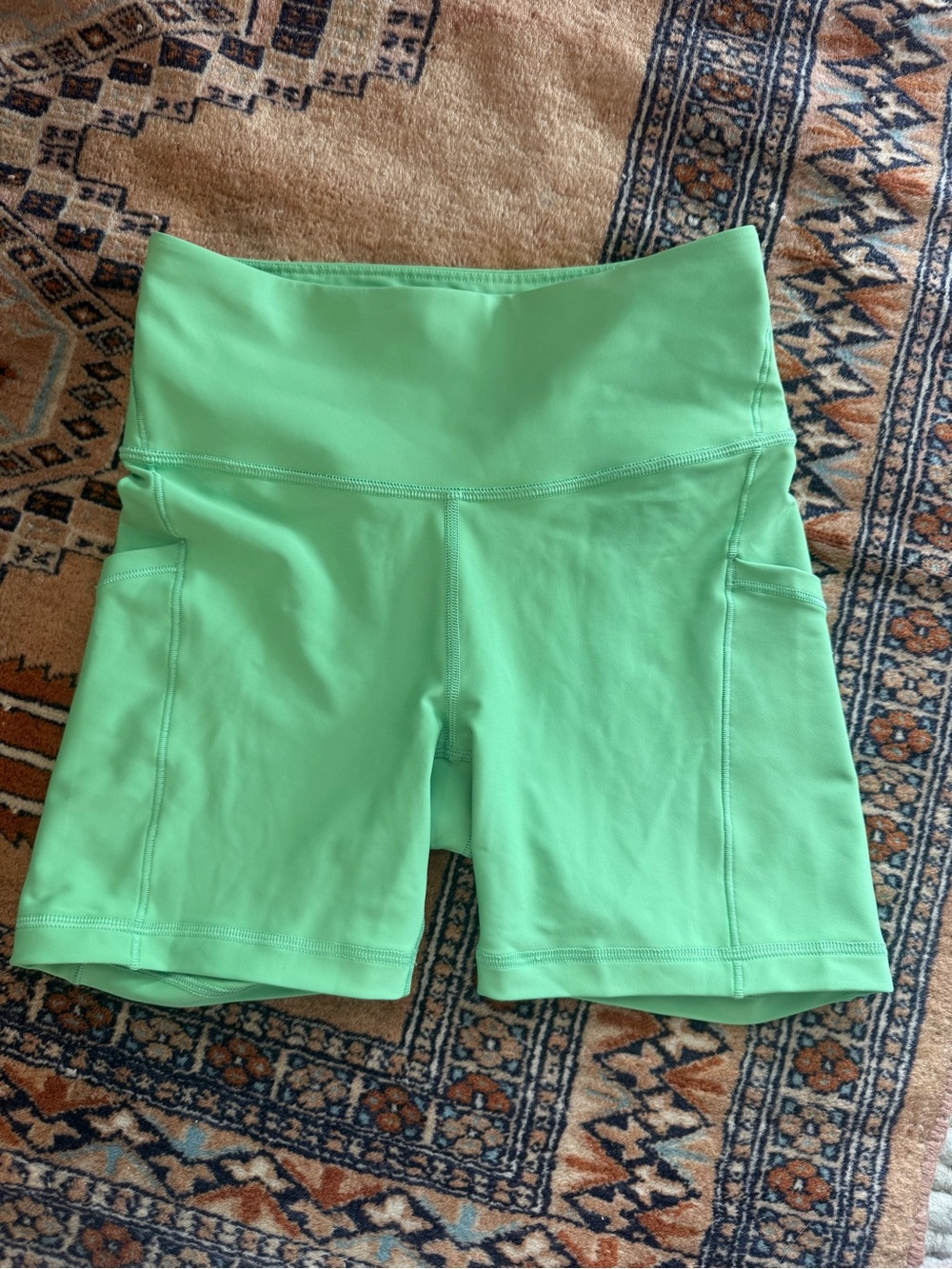 Athleta interval stash shorts 5”